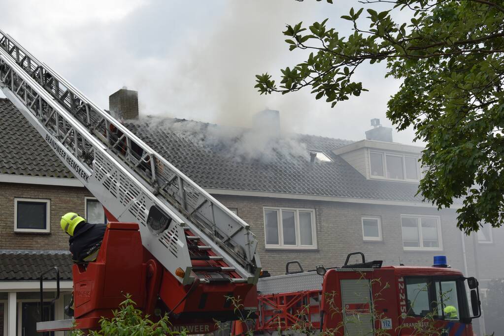 Dak woning volledig in brand