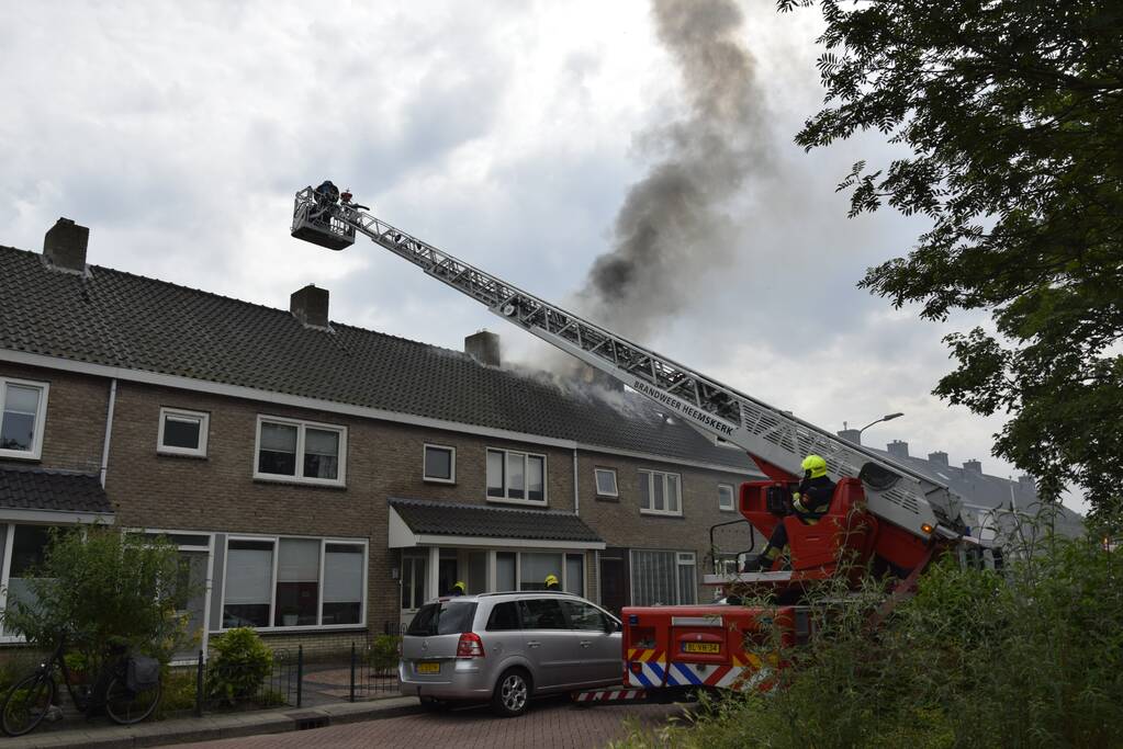 Dak woning volledig in brand