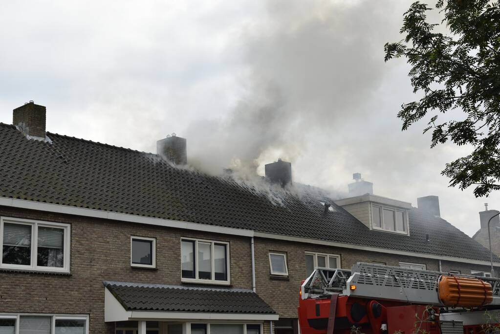 Dak woning volledig in brand
