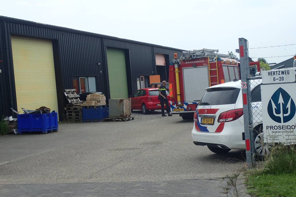 Overleden persoon aangetroffen na brand in loods