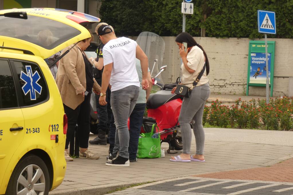 Scooterrijder gewond bij botsing met auto