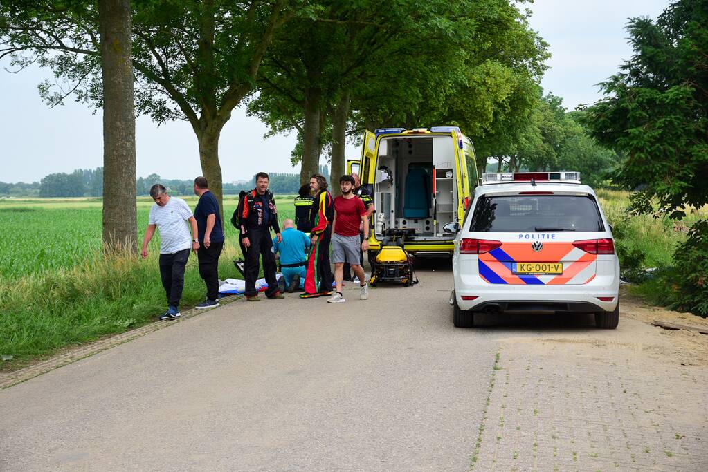 Parachutist zwaargewond na landing in boom