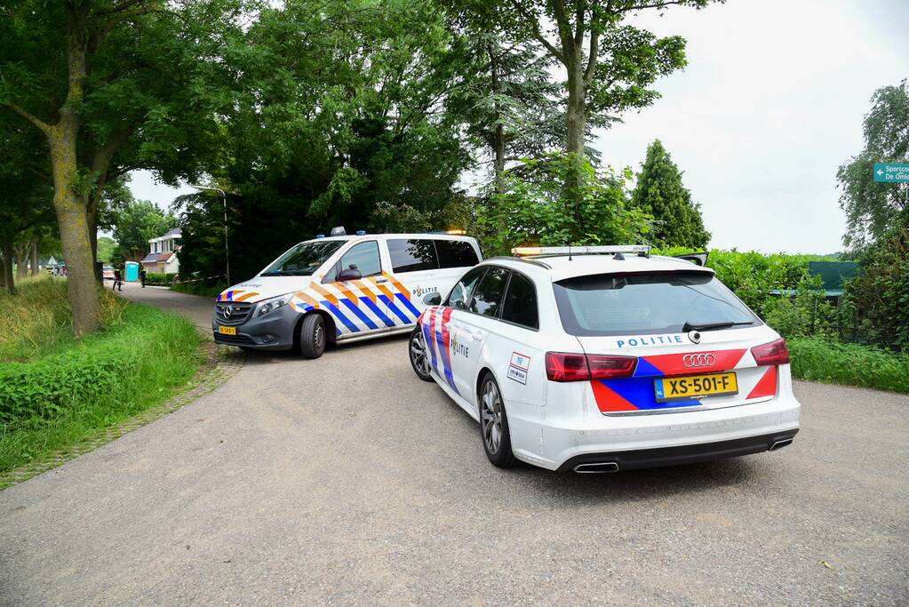 Parachutist zwaargewond na landing in boom