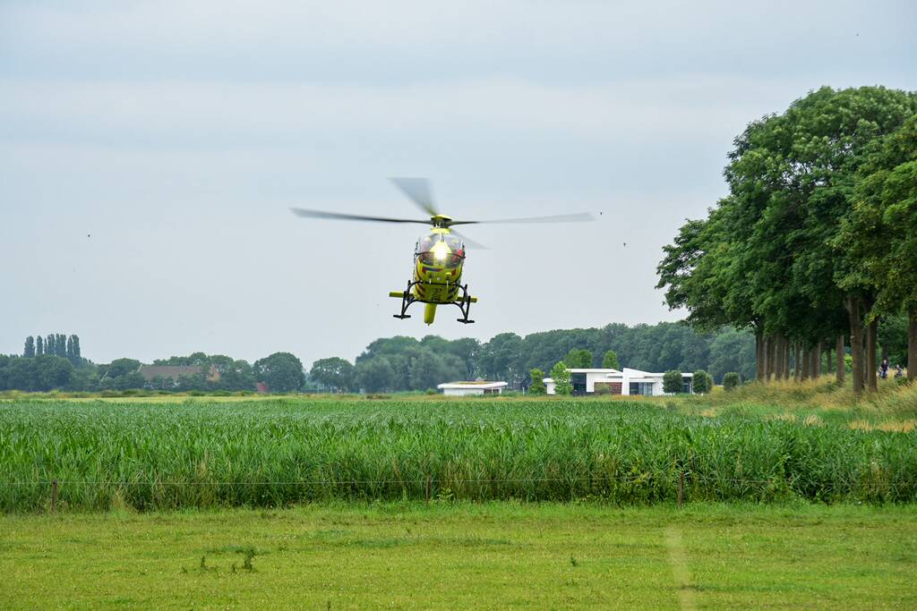 Parachutist zwaargewond na landing in boom
