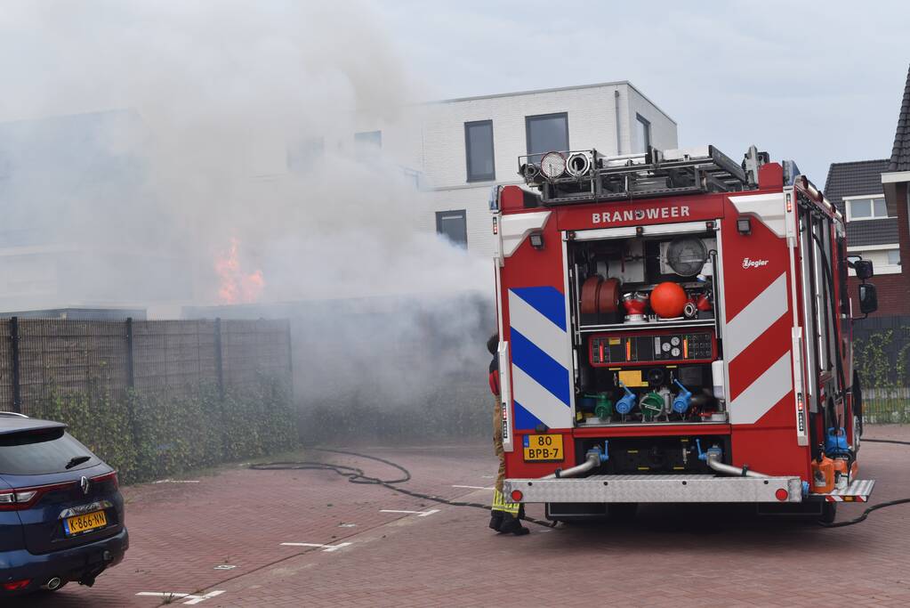 Uitslaande brand in tuinhuis van woning