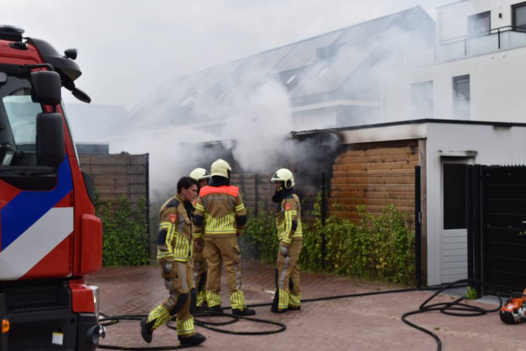 Uitslaande brand in tuinhuis van woning