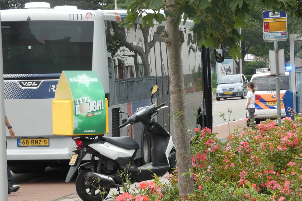 Scooterrijder gewond bij botsing met lijnbus