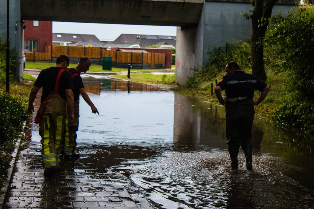 Auto total-loss door ondergelopen tunnel