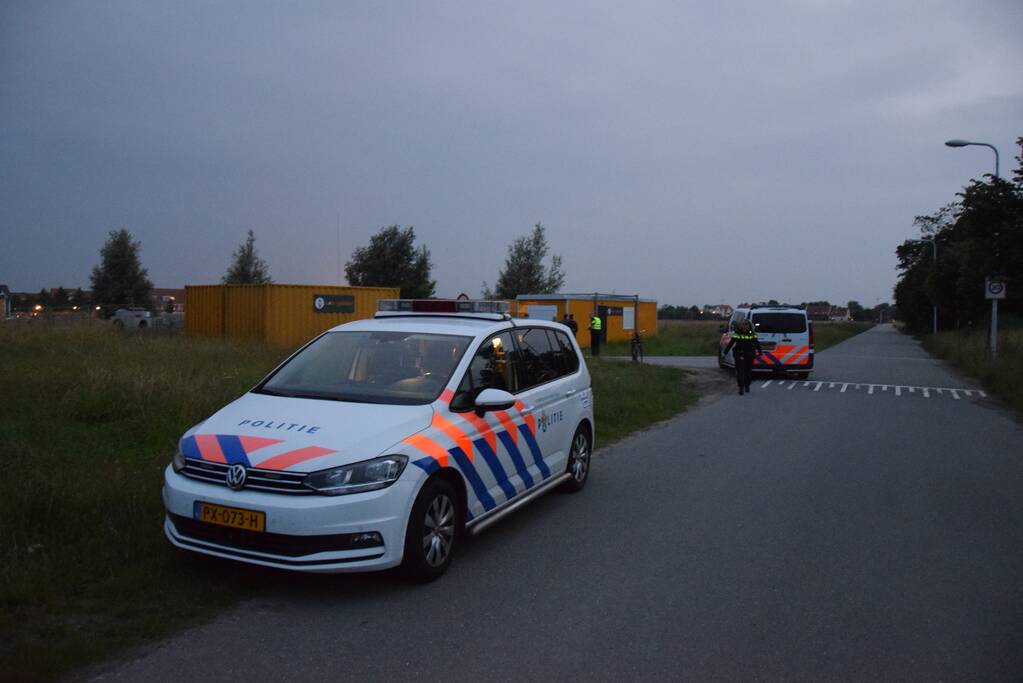 Brandstichting in stapel pallets op bouwterrein