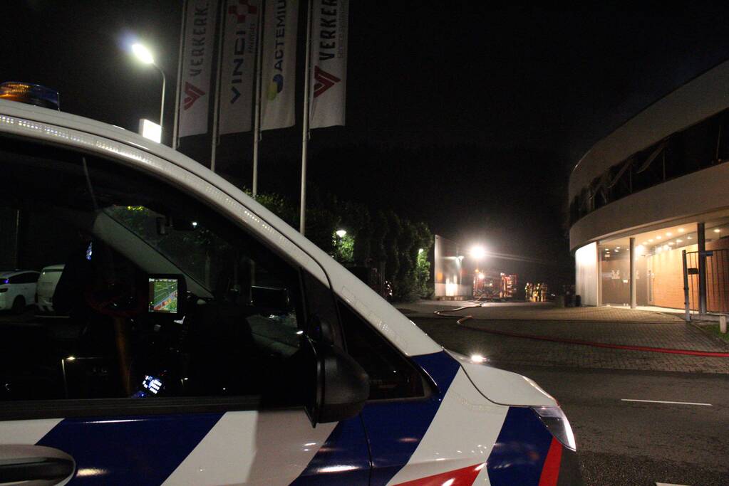 Veel rookontwikkeling bij brand in bedrijfspand