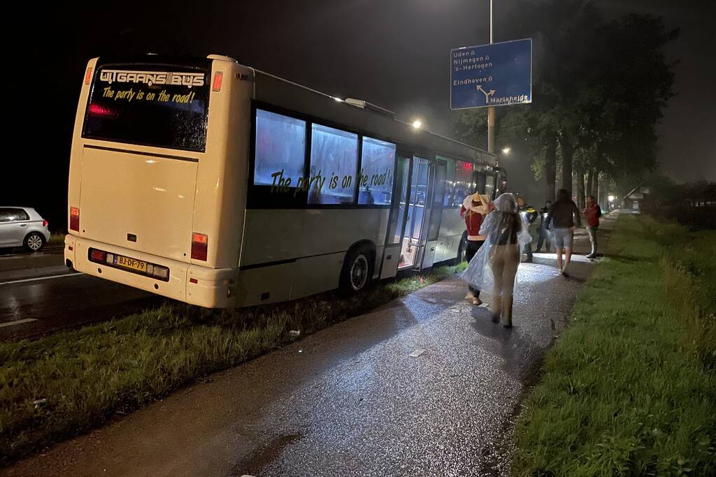 Touringcar strandt door vastgelopen rem