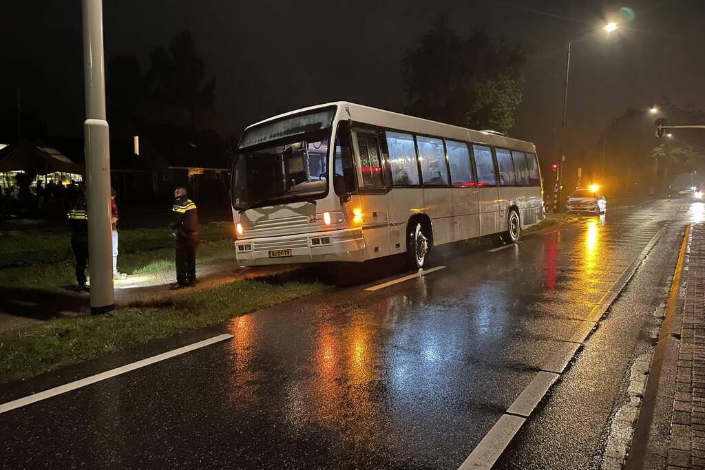 Touringcar strandt door vastgelopen rem