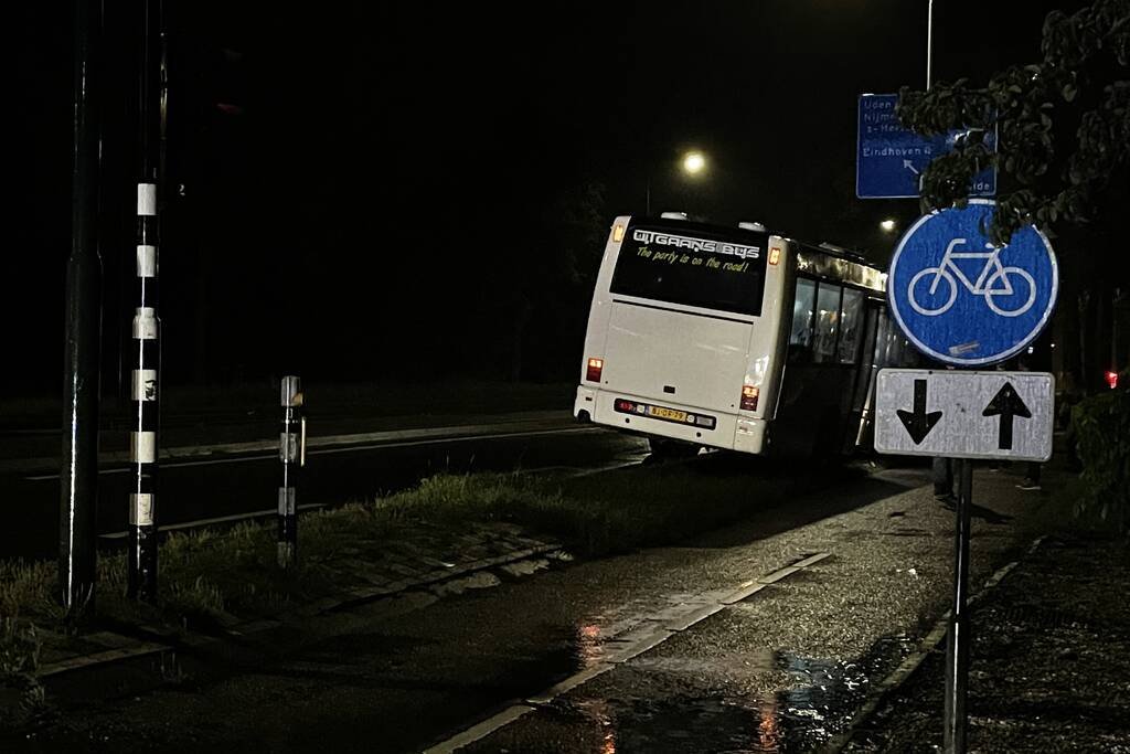 Touringcar strandt door vastgelopen rem