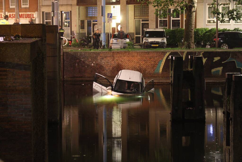 Auto raakt te water na ongeval