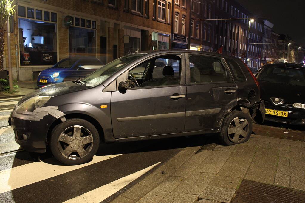Auto raakt te water na ongeval