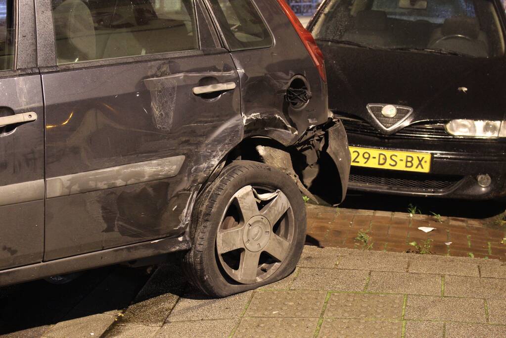 Auto raakt te water na ongeval
