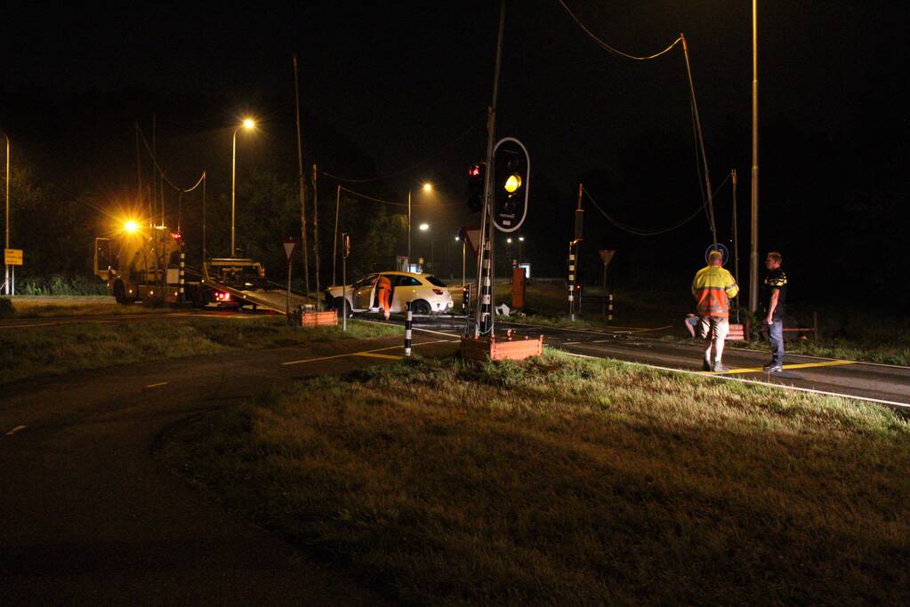 Bestuurder onder invloed rijdt auto op paal