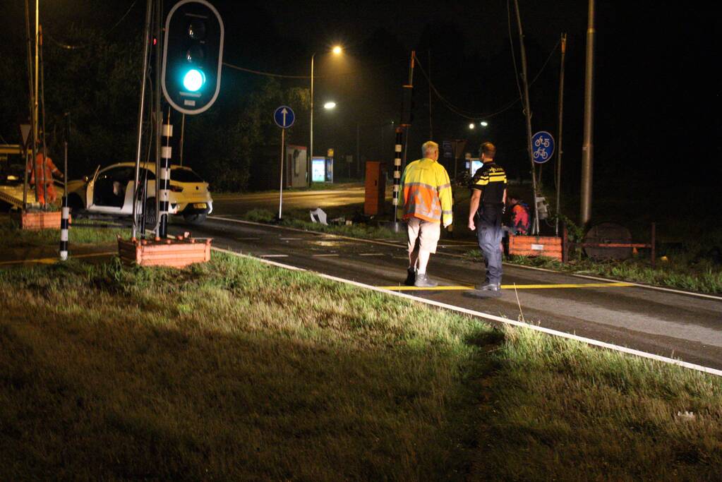 Bestuurder onder invloed rijdt auto op paal