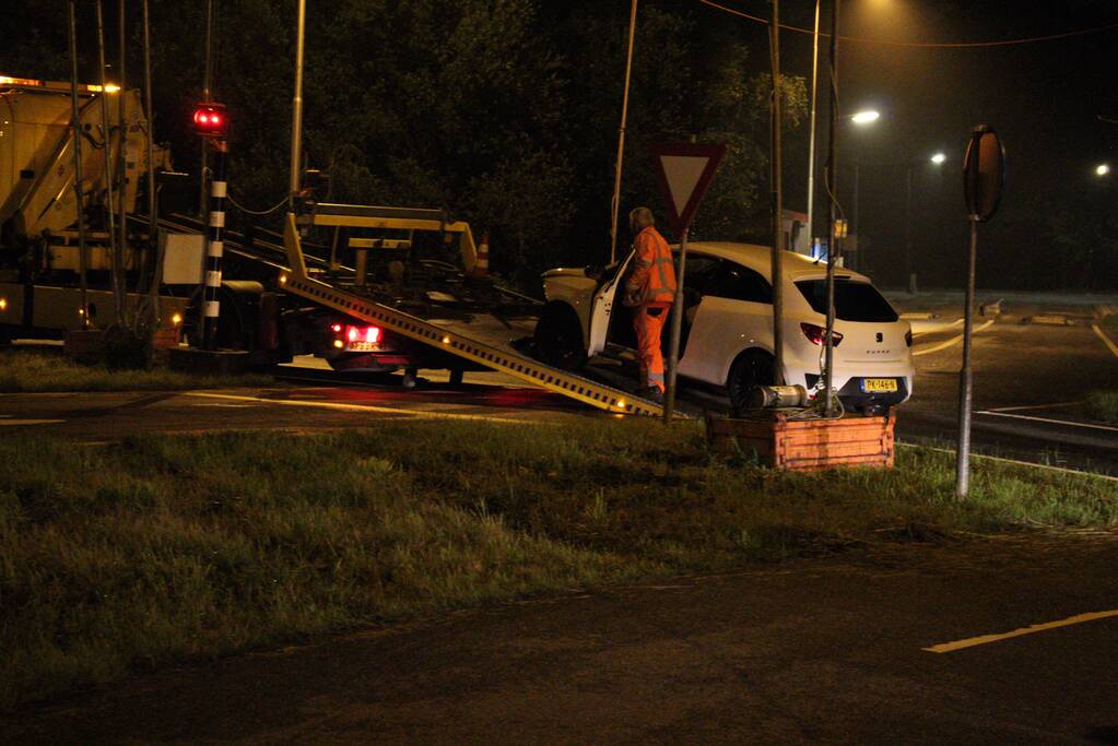 Bestuurder onder invloed rijdt auto op paal