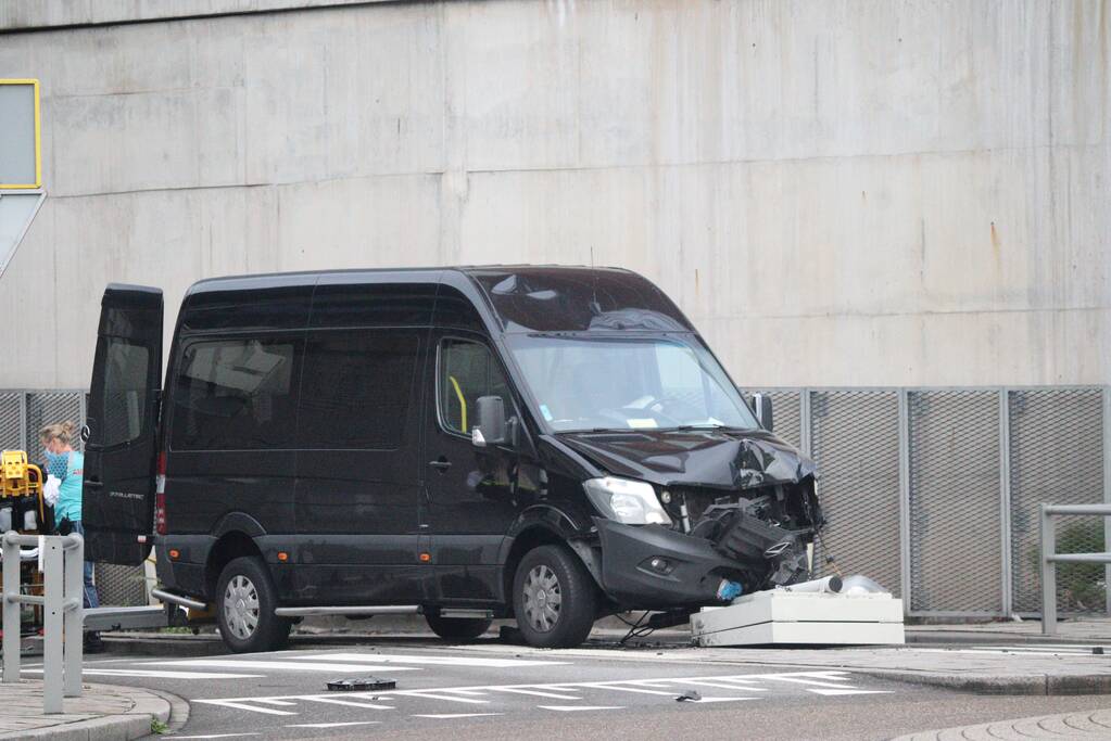 Bestelbus in de kreukels na botsing