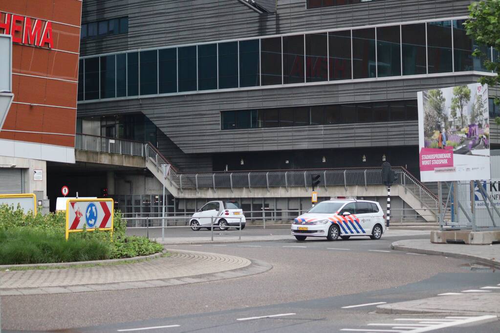 Bestelbus in de kreukels na botsing