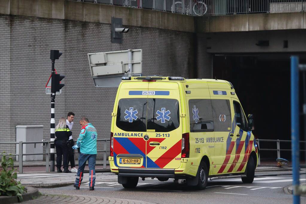 Bestelbus in de kreukels na botsing