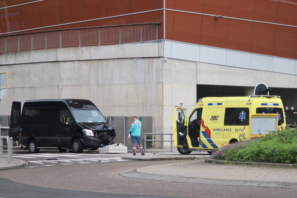 Bestelbus in de kreukels na botsing