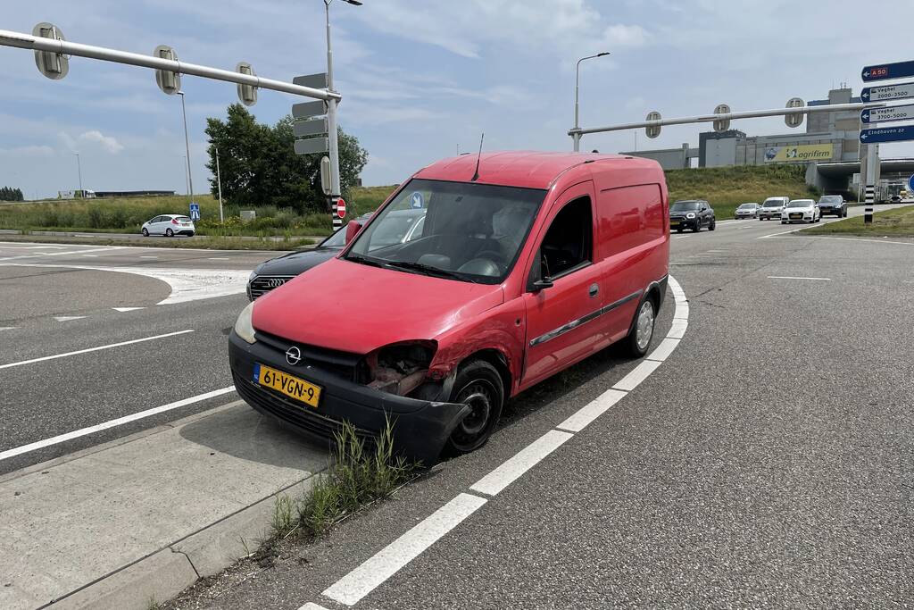 Kerende bestelbus veroorzaakt ongeval