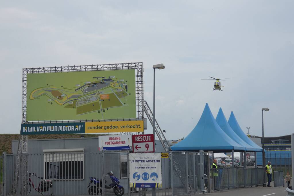 Traumahelikopter landt op terrein TT Circuit