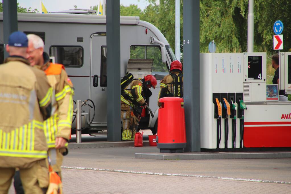 Brandweer doet onderzoek bij Avia Tankstation