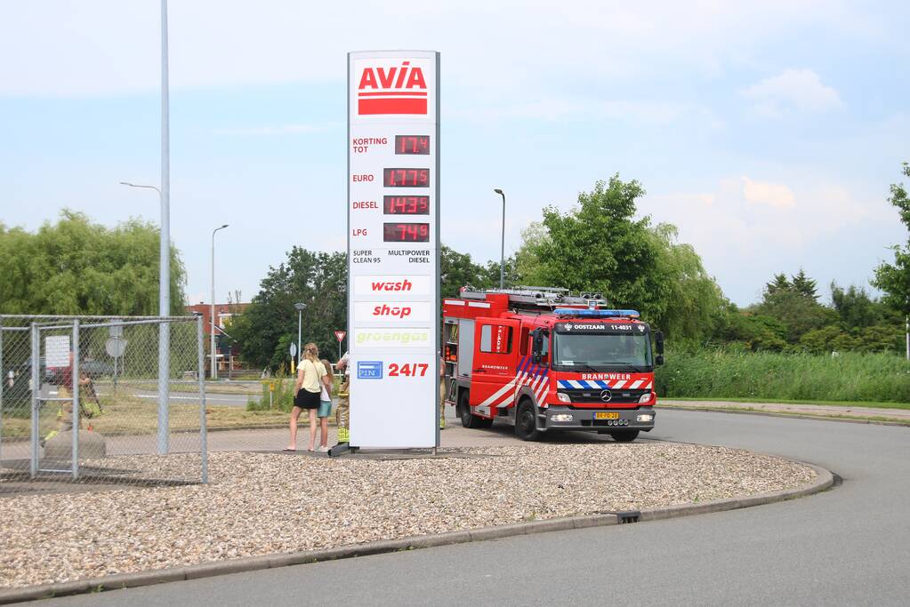 Brandweer doet onderzoek bij Avia Tankstation