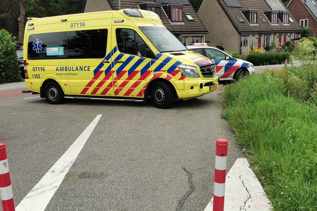 E-biker gewond bij botsing tegen paaltje