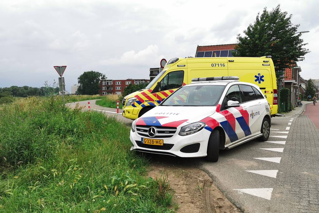 E-biker gewond bij botsing tegen paaltje