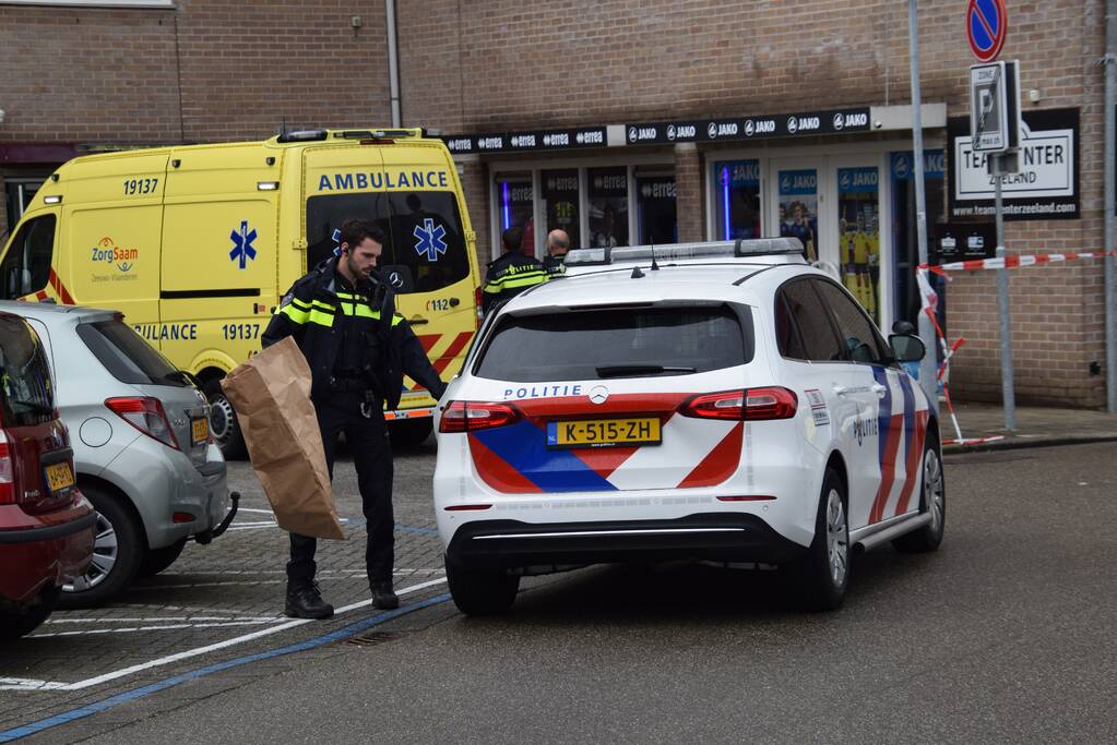 Persoon zwaargewond na val van dak