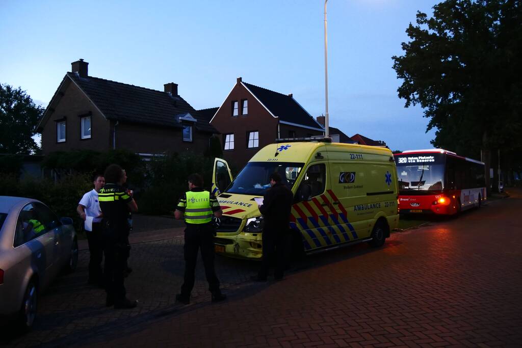 Ambulance en stadsbus komen met elkaar in botsing