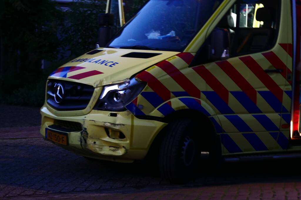 Ambulance en stadsbus komen met elkaar in botsing