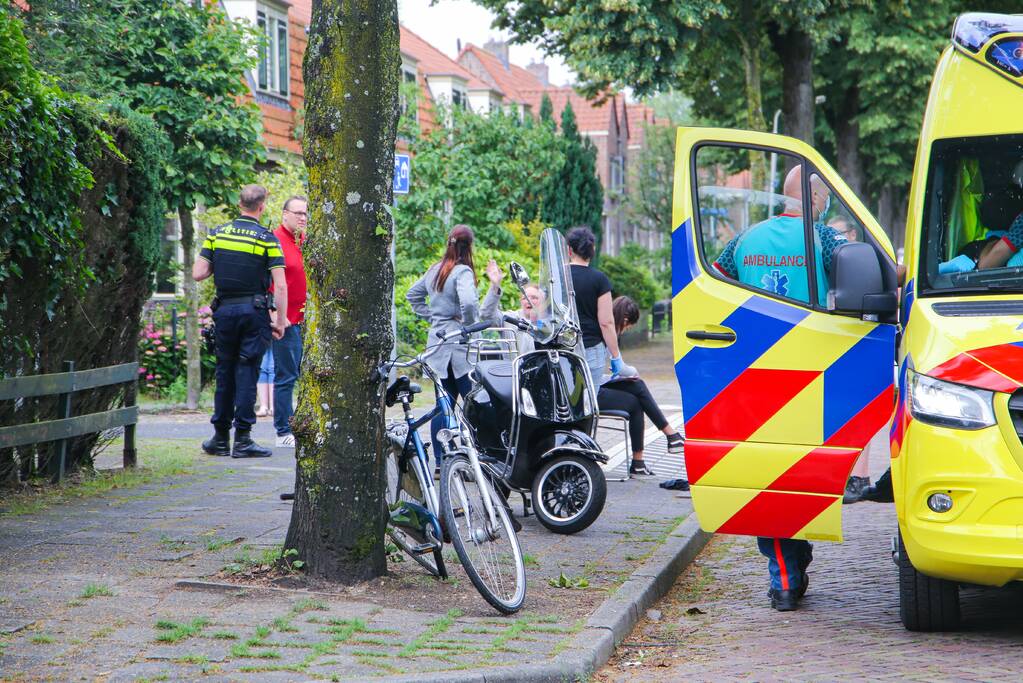 Scooterrijdster en fietser komen met elkaar in botsing