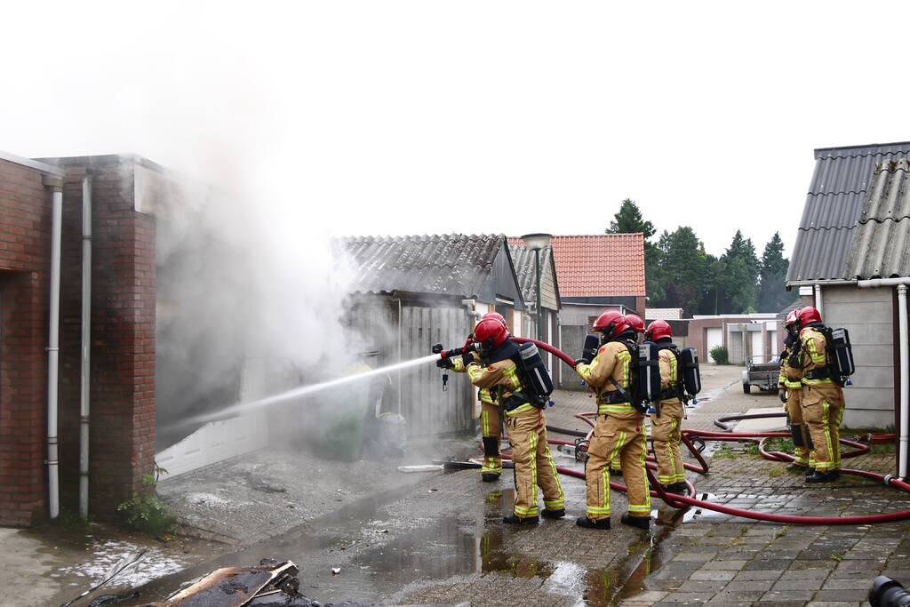 Uitslaande brand in garage