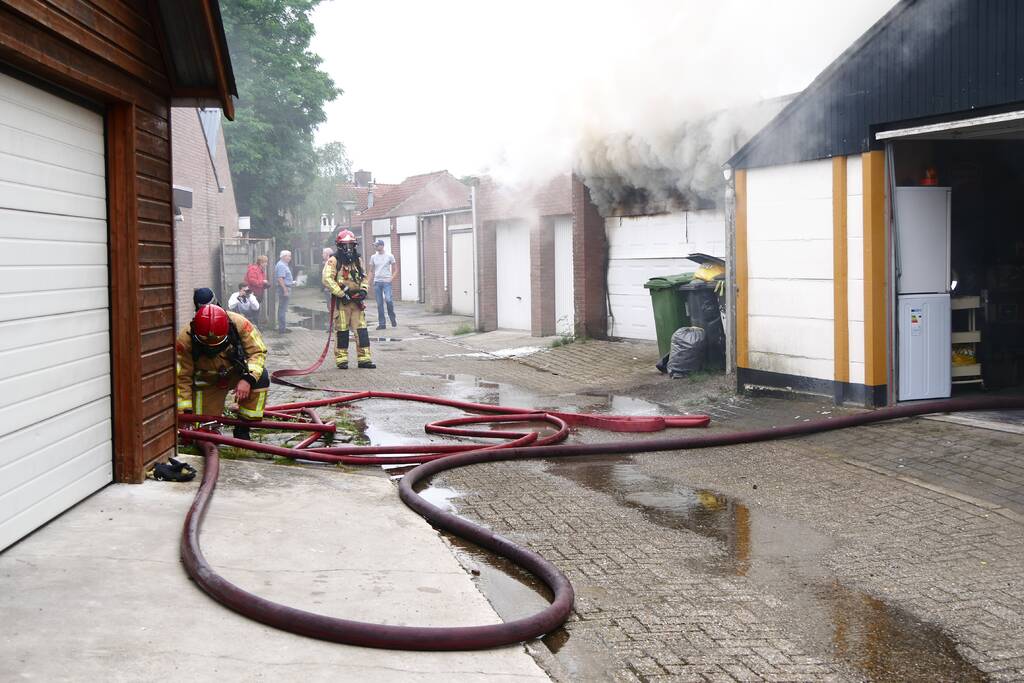 Uitslaande brand in garage