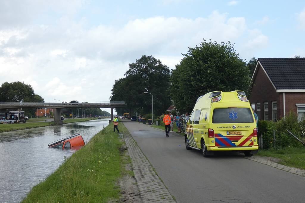 Bestelbus belandt in kanaal Drentse Hoofdvaart