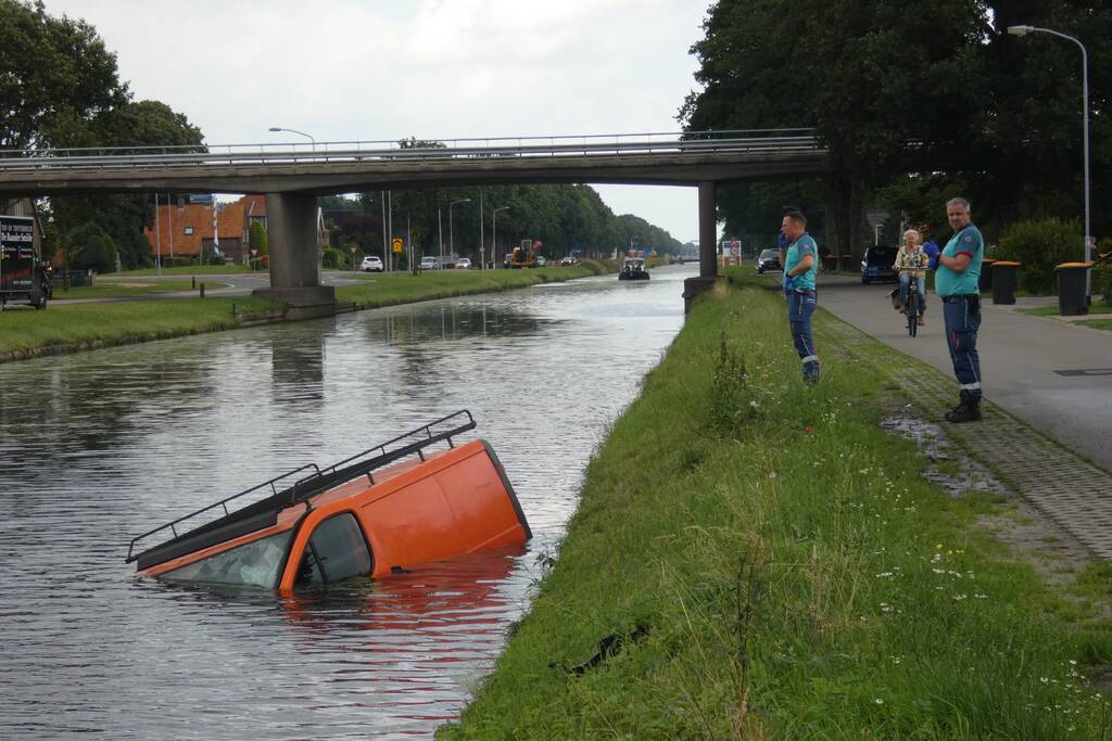 Bestelbus belandt in kanaal Drentse Hoofdvaart