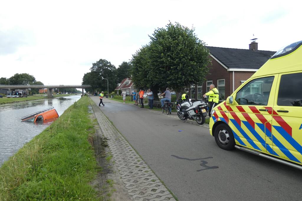 Bestelbus belandt in kanaal Drentse Hoofdvaart