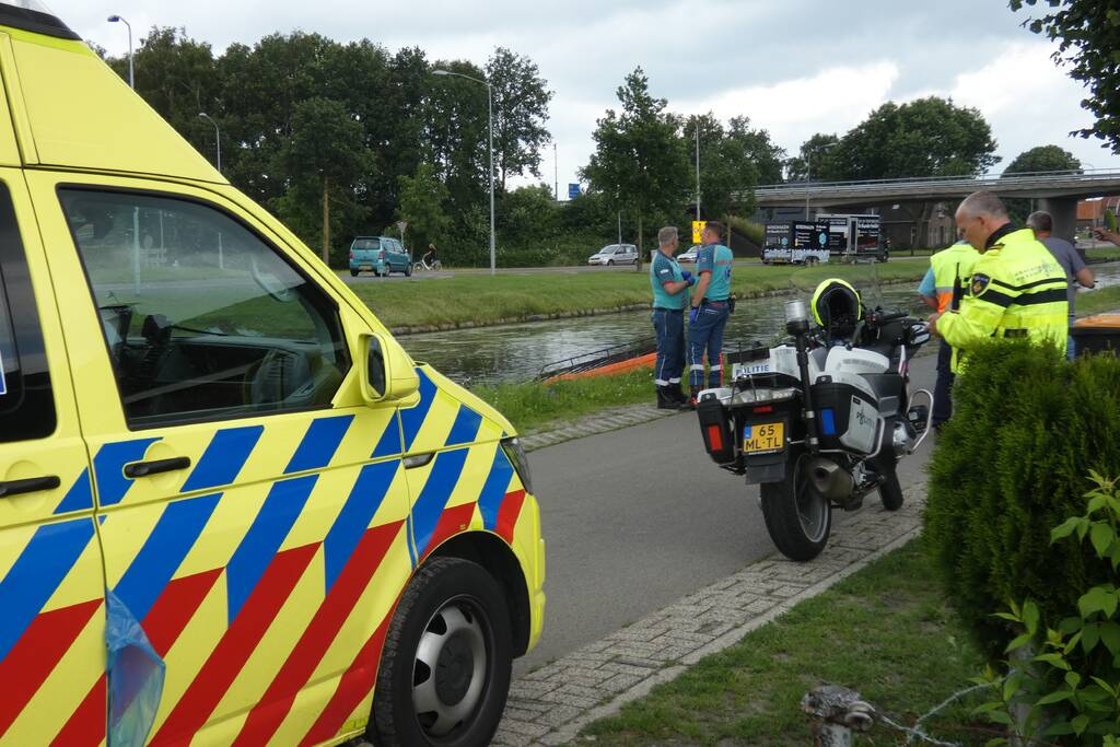 Bestelbus belandt in kanaal Drentse Hoofdvaart