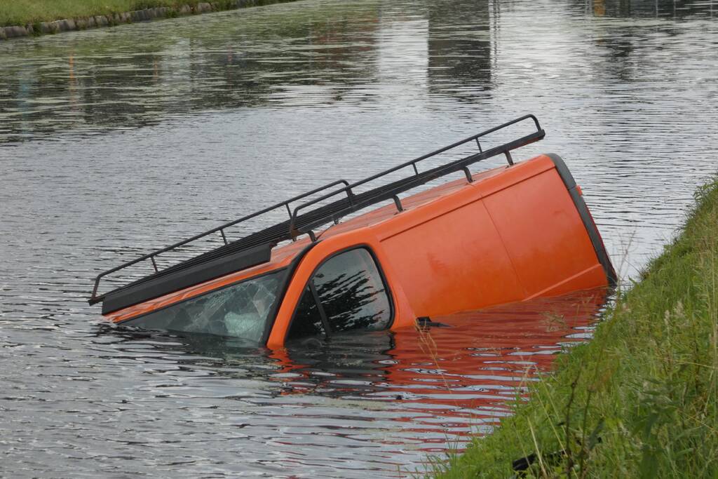Bestelbus belandt in kanaal Drentse Hoofdvaart