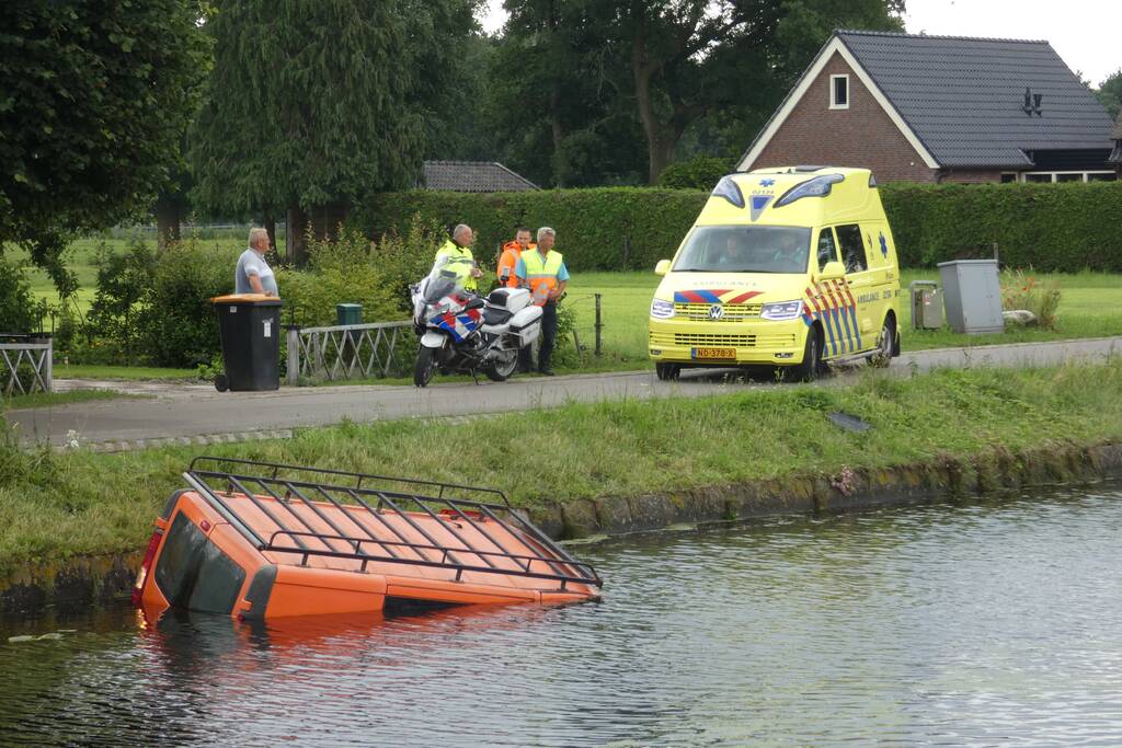Bestelbus belandt in kanaal Drentse Hoofdvaart