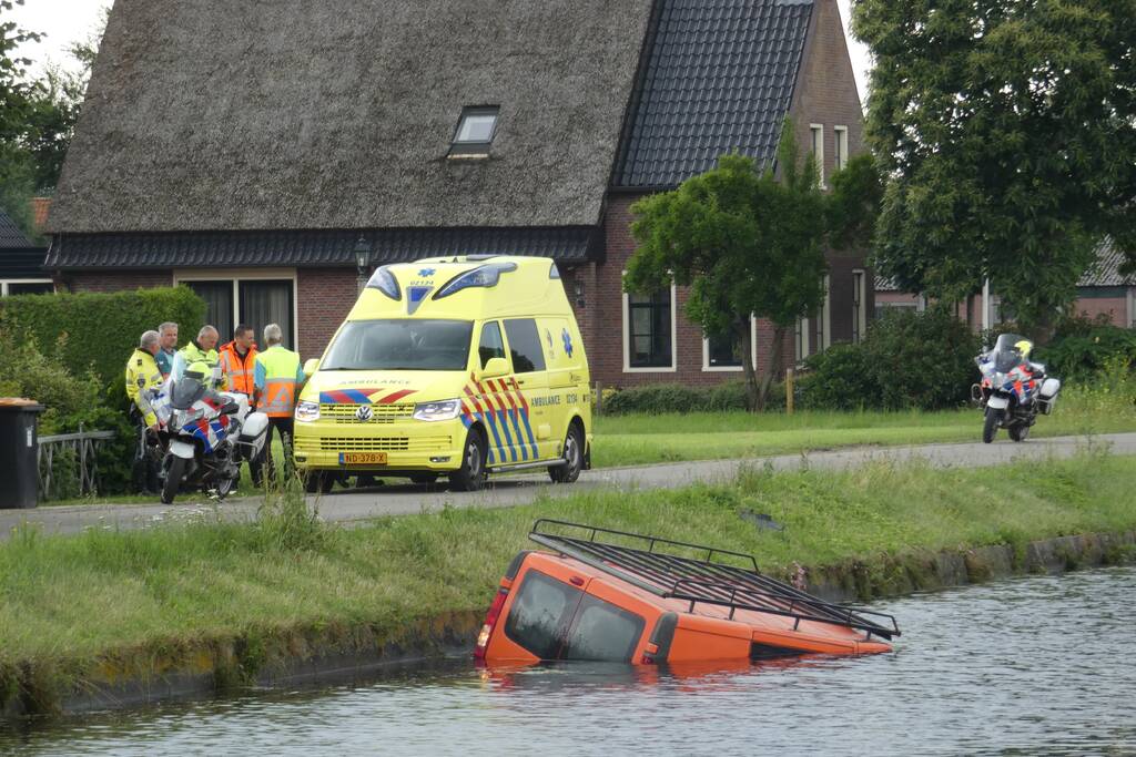 Bestelbus belandt in kanaal Drentse Hoofdvaart