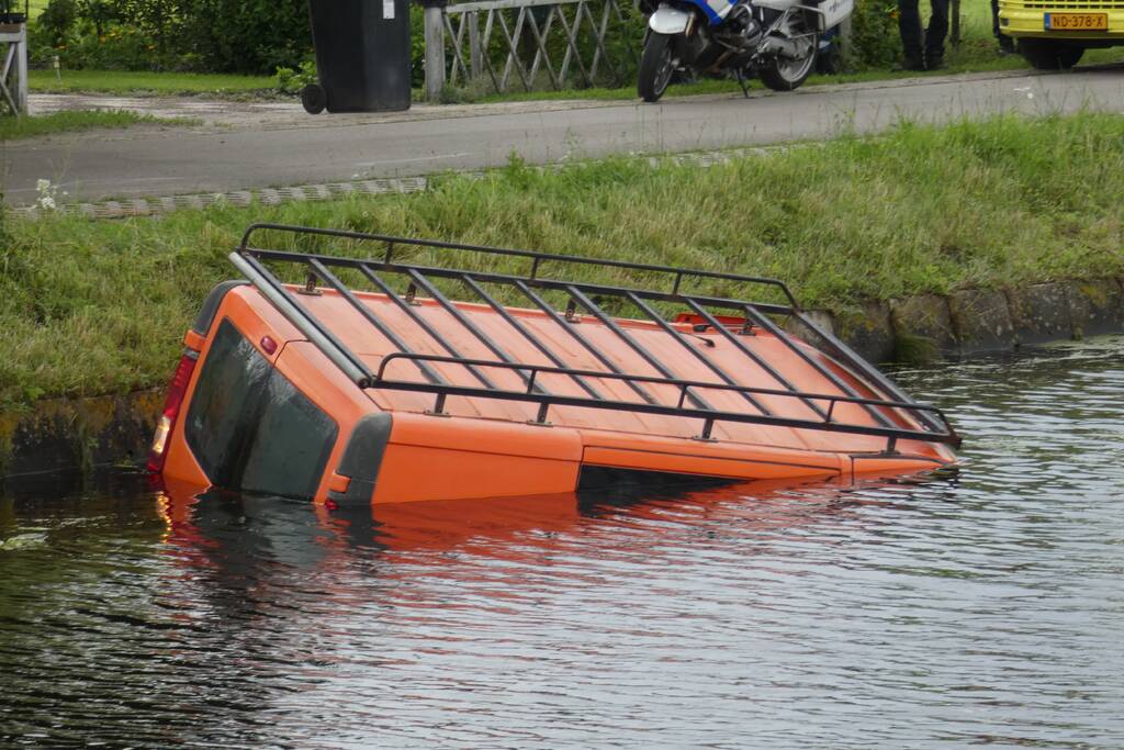 Bestelbus belandt in kanaal Drentse Hoofdvaart