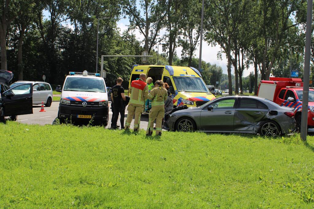 Twee auto's botsen op kruising