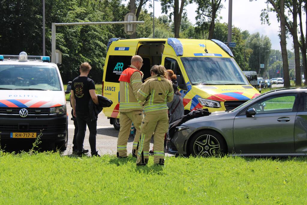 Twee auto's botsen op kruising