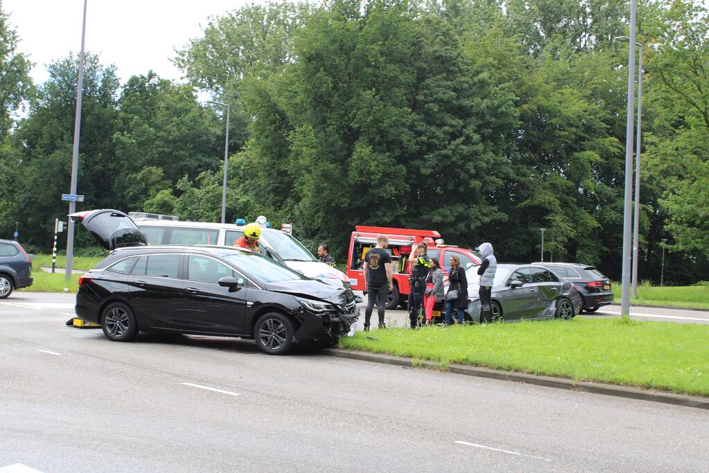 Twee auto's botsen op kruising